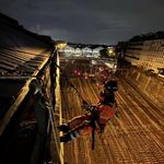 Cordiste UNICORDE en descente sur corde le long de la faÃÂ§ade mÃÂ©tallique, Paris 17