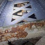 Anciens coudes en fonte DN150 dans la structure mÃÂ©tallique avant dÃÂ©pose, Paris 17