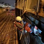 Cordiste UNICORDE au travail de nuit sur la faÃÂ§ade mÃÂ©tallique, Paris 17