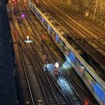Train en circulation de nuit sur les voies SNCF pendant l'intervention UNICORDE, Paris 17