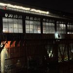 Cordiste UNICORDE en intervention de nuit sur la faÃÂ§ade mÃÂ©tallique, au-dessus des voies SNCF, Paris 17