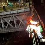 Cordiste UNICORDE suspendu sur corde contre une poutre mÃÂ©tallique, Paris 17
