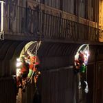 Cordistes UNICORDE au travail sous les lucarnes de la structure mÃÂ©tallique, Paris 17