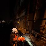 Cordiste UNICORDE en intervention nocturne sur la structure mÃÂ©tallique, au-dessus des voies SNCF, Paris 17