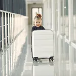 Petite fille avec une valise dans un couloir d'aÃƒÂ©roport