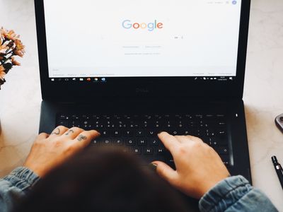 Personne qui utilise Google pour recher une information en tapant un mot clé