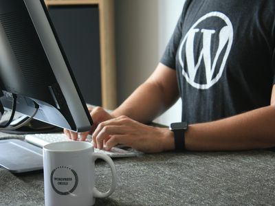 personne en t-shirt noir et blanc wordpress utilisant un ordinateur