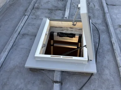 Châssis sur mesure type SKLER installé dans le chevêtre d'origine sur une toiture parisienne