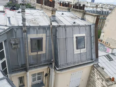 Cordiste UNICORDE posant une fenêtre de toit Velux en remplacement d'un ancien châssis parisien
