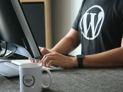 personne en t-shirt noir et blanc wordpress utilisant un ordinateur