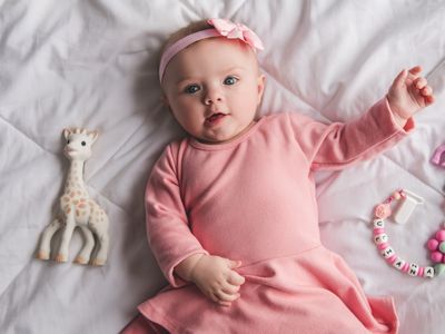 photo d'un bébé fille habillée en rose