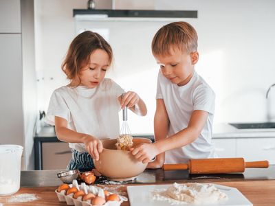 des enfants préparent un gateau ensemble