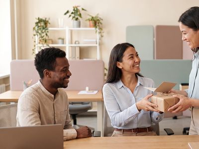 Collègues de bureau remettant un cadeau à un collègue pour une naissance ou une adoption