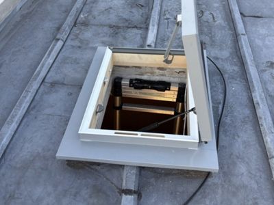 ChÃÂ¢ssis sur mesure type SKLER installÃÂ© dans le chevÃÂªtre d'origine sur une toiture parisienne