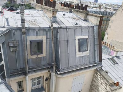 Cordiste UNICORDE posant une fenÃÂªtre de toit Velux en remplacement d'un ancien chÃÂ¢ssis parisien