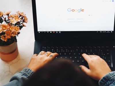 Personne qui utilise Google pour recher une information en tapant un mot clÃÂ©