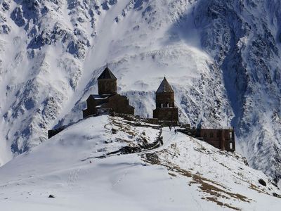 Monastere sous la neige en Georgie