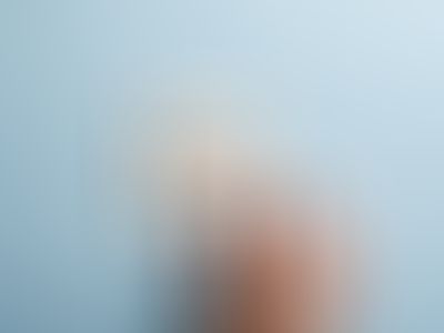 Le mot justice écrit sur du bois avec une main