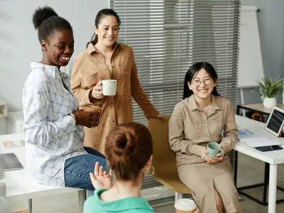 Des collÃÂ¨gues partagent un moment de convivialitÃÂ© avec un cafÃÂ©