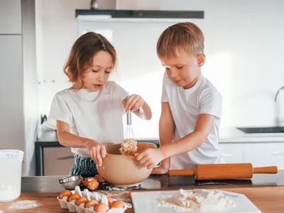 des enfants prÃÂ©parent un gateau ensemble