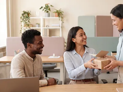Collègues de bureau remettant un cadeau à un collègue pour une naissance ou une adoption