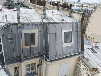 Cordiste UNICORDE posant une fenÃÂªtre de toit Velux en remplacement d'un ancien chÃÂ¢ssis parisien