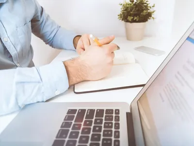 agence de webdesign, designer en reflexion
