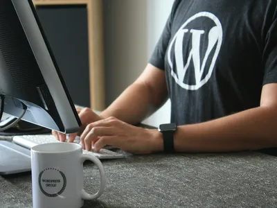 personne en t-shirt noir et blanc wordpress utilisant un ordinateur