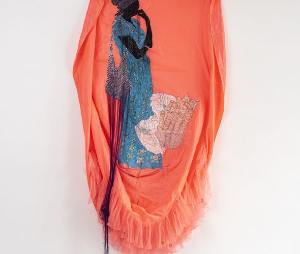 Ana Silva - Je n'ai pas besoin de fleurs 005, 2022 - Tissu satiné, tulle, broderie - 185 x 122 cm