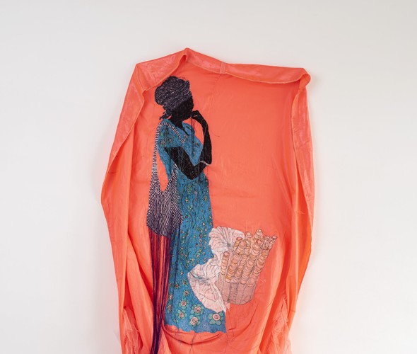 Ana Silva - Je n'ai pas besoin de fleurs 005, 2022 - Tissu satiné, tulle, broderie - 185 x 122 cm