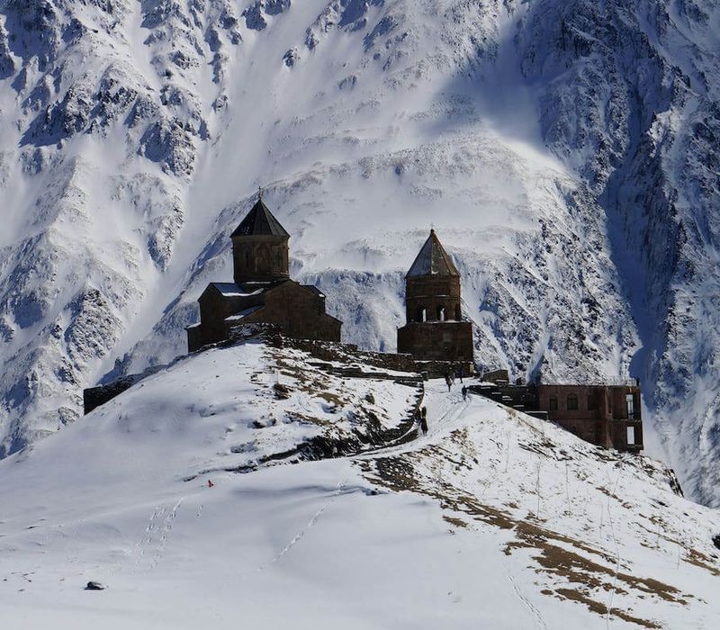Monastere sous la neige en Georgie