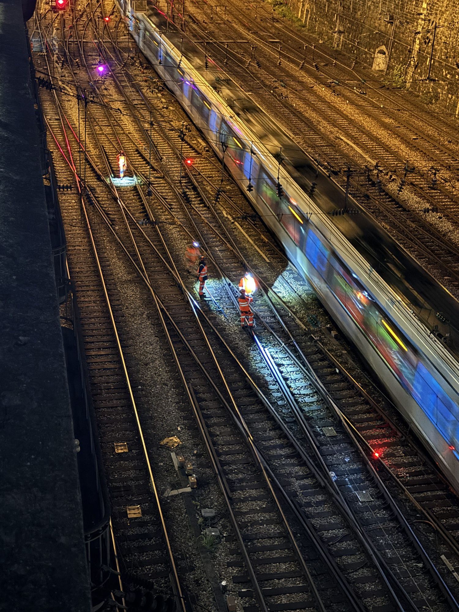 Vue aÃÂ©rienne des voies SNCF avec agents ferroviaires et train en circulation, chantier UNICORDE Paris 17