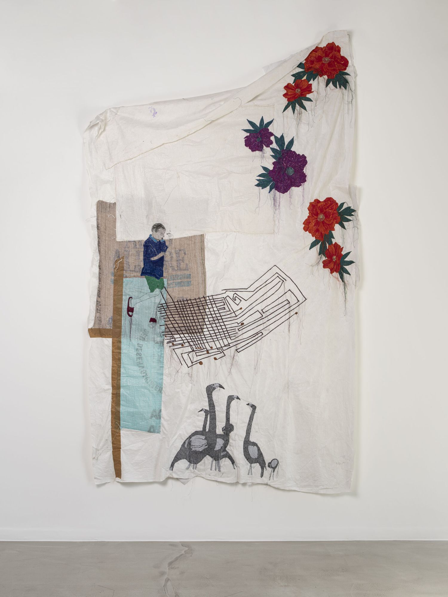 ANA SILVA - Portrait de famille 3, 2021 - Tyvek, sac en plastique tissÃÂ©, ruban adhÃÂ©sif, broderie, pigments naturels, acrylique - 248 x 142 cm