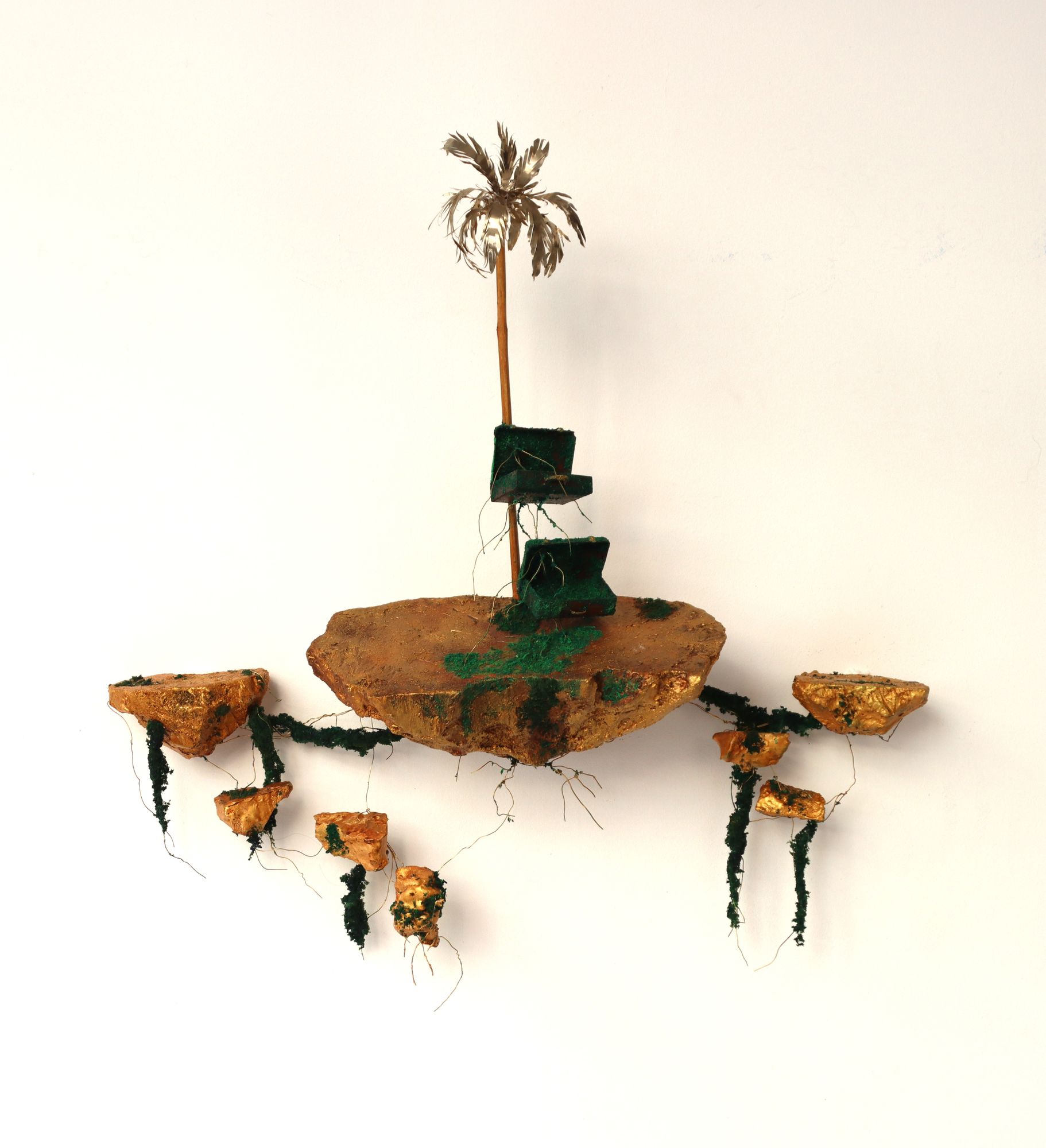 HOUDA TERJUMAN The Road Less Taken, 2025. MÃÂ©tal, fil de fer, ÃÂ©ponge, carton, sciure de bois - 65x40x15 cm