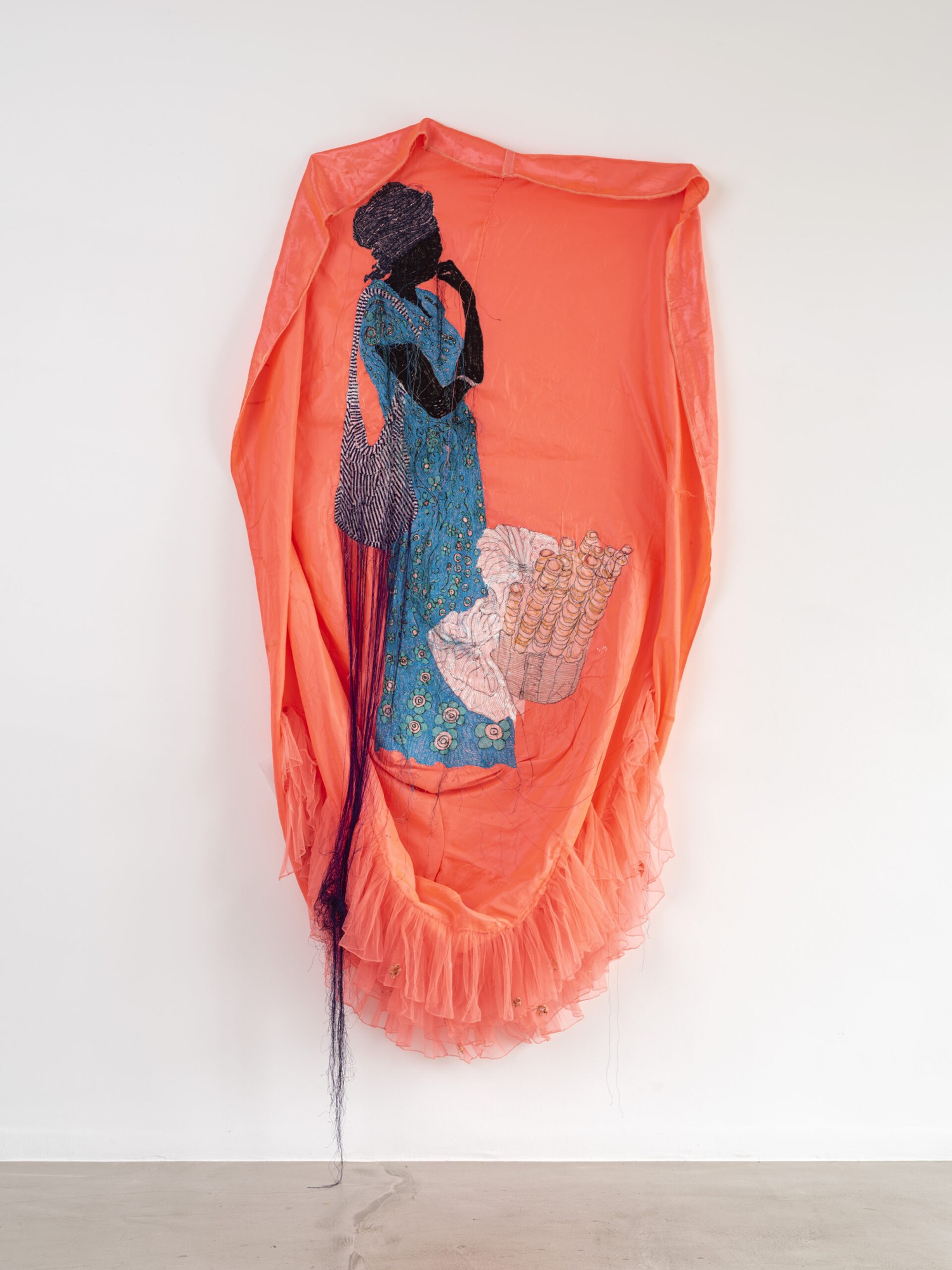 Ana Silva - Je n'ai pas besoin de fleurs 005, 2022 - Tissu satiné, tulle, broderie - 185 x 122 cm