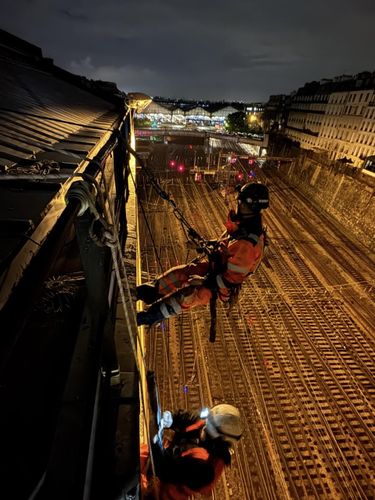 Cordiste UNICORDE en descente sur corde le long de la faÃÂ§ade mÃÂ©tallique, Paris 17