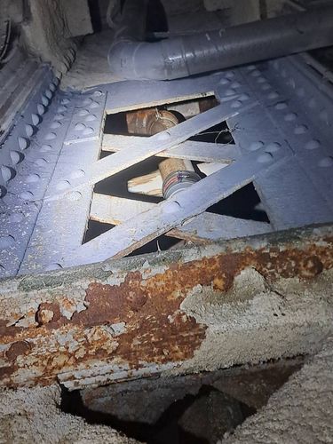 Anciens coudes en fonte DN150 dans la structure mÃÂ©tallique avant dÃÂ©pose, Paris 17