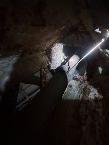 Tuyauterie en fonte dans un espace confinÃÂ© de la structure mÃÂ©tallique, Paris 17
