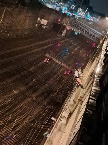 Cordiste UNICORDE en suspension au-dessus des voies SNCF, potence A5, Paris 17