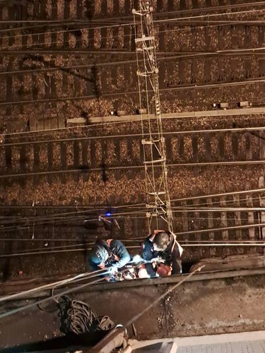 Cordistes UNICORDE au travail en hauteur au dessus des catÃÂ©naires SNCF, Paris 17