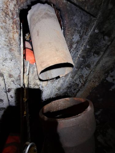 Ancien raccord en fonte corrodÃÂ© retirÃÂ© de la structure, Paris 17
