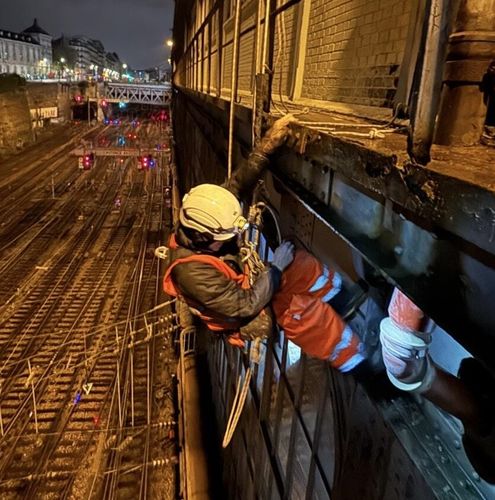 Cordiste UNICORDE au travail de nuit sur la faÃÂ§ade du parking, Paris 17