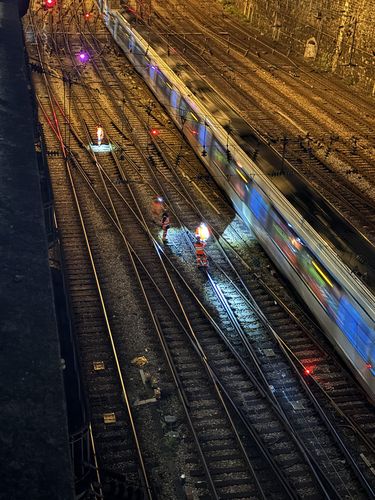 Train en circulation de nuit sur les voies SNCF pendant l'intervention UNICORDE, Paris 17