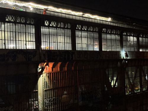 Cordiste UNICORDE en intervention de nuit sur la faÃÂ§ade mÃÂ©tallique, au-dessus des voies SNCF, Paris 17