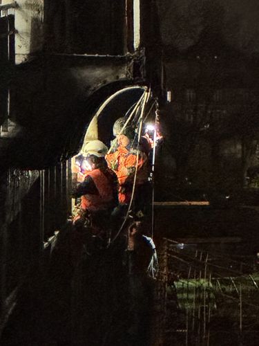 Cordistes UNICORDE en intervention sous une arche de la structure, Paris 17