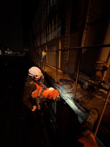 Cordiste UNICORDE en intervention nocturne, au-dessus des voies SNCF, Paris 17