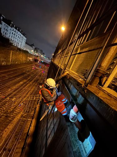 Cordiste UNICORDE en intervention de nuit avec vue sur les rails SNCF