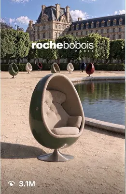 CGI Roche Bobois Ovalia, silhouette identifiable dans un contexte inattendu