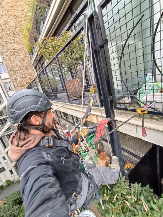 Cordiste Unicorde en renforcement de structure mÃÂ©tallique en faÃÂ§ade ÃÂ  Paris