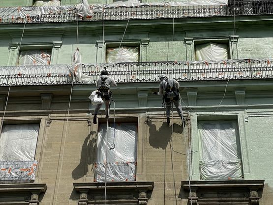 Cordistes UNICORDE nettoyant une faÃÂ§ade ÃÂ  Paris par peeling latex dans le cadre dÃ¢ÂÂun ravalement